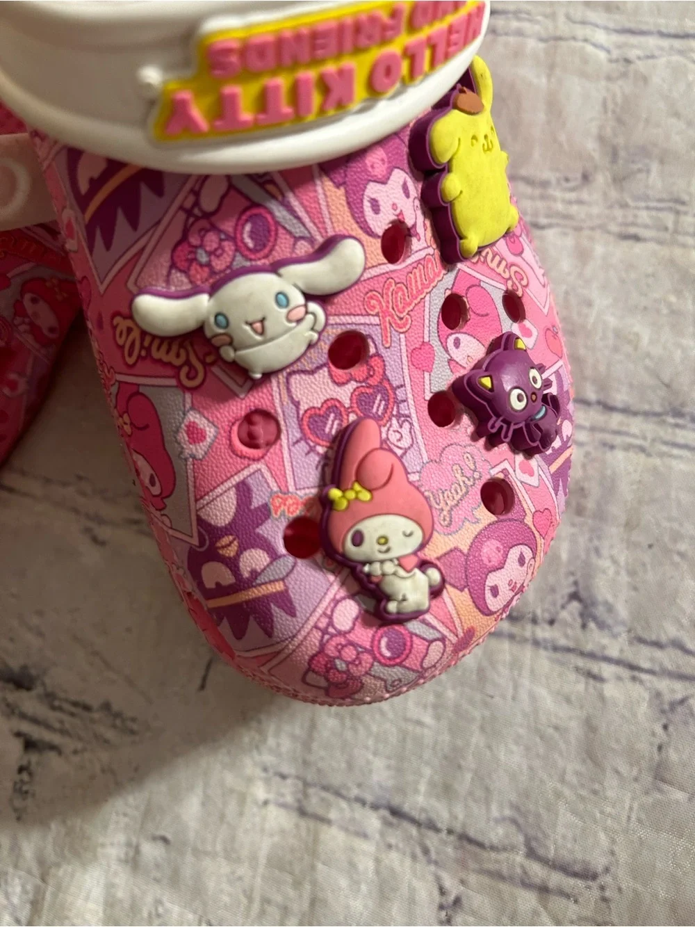 HELLO KITTY AND FRIENDS PINK CROCS ALL-OVER SANDRIO CHARACTERS & JIBBITZ CHARMS